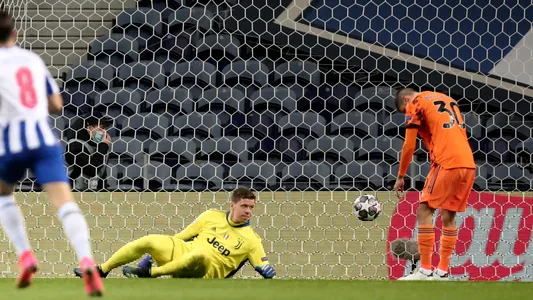 Juventus' goalkeeper Wojciech Szczesny and Juventus' Rodrigo Bentancur, right, react after Porto's Mehdi Taremi scored the opening goal during the Champions League round of 16, first leg, soccer match between FC Porto and Juventus at the Dragao stadium
