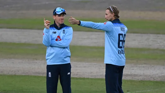 England's Joe Root, right, talks to captain Eoin Morgan before bowling his next delivery during the third ODI cricket match between England and Australia