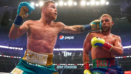 Canelo Alvarez (L) and Billy Joe Saunders (R) during a super middleweight boxing title fight at AT&T Stadium, May 8, 2021