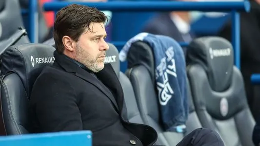 PSG's Argentinian head coach Mauricio Pochettino observes his players