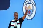 Kompany hails Guardiola after English treble