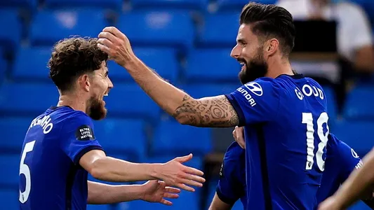Chelsea's Olivier Giroud (R) celebrates with his teammates after scoring the 1-0 lead during the English Premier League soccer match between Chelsea FC and Norwich City