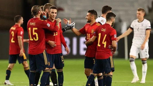 Stuttgart: Football: Nations League A, group stage, group 4, 1st matchday: Germany - Spain in the Mercedes-Benz Arena. Jose Luis Gaya (#14, 2nd from right) from Spain cheers after his goal for 1:1 with his teammates.