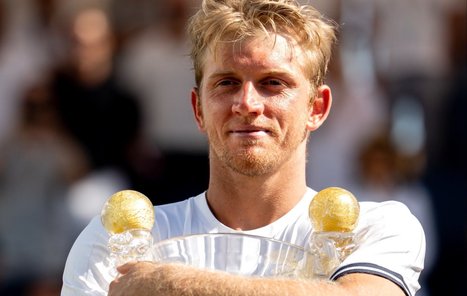 Alejandro Davidovich Fokina embraces the Vanda Pharmaceuticals Mallorca Championships trophy after claiming the title. Mallorca, Spain. June 27, 2026. Photo credit: Mallorca Championships.